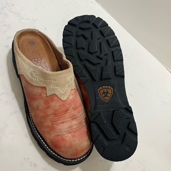 ‼️SOLD‼️‼️Cream and Red Loafers with Slip-On Design - Picture 1 of 9